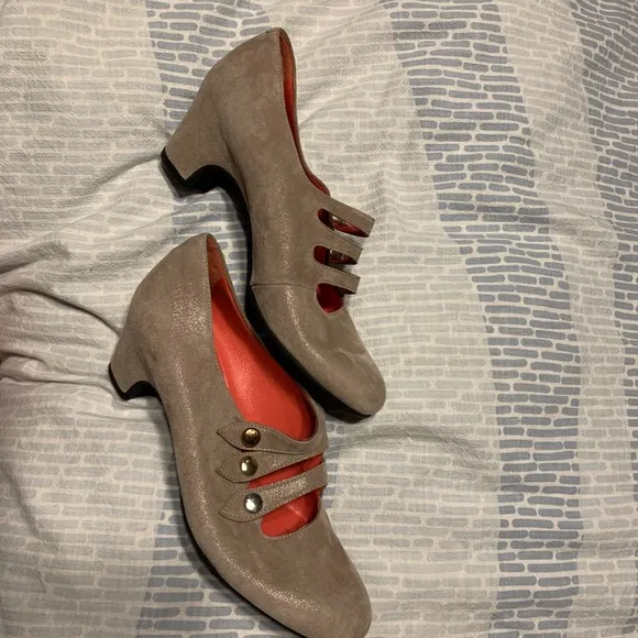 PAS DE ROUGE Tan Suede Mary Jane Studded Strap Pumps Italian EU 37.5 US 7.5
