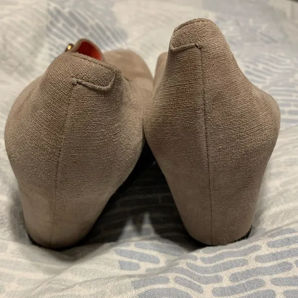 PAS DE ROUGE Tan Suede Mary Jane Studded Strap Pumps Italian EU 37.5 US 7.5