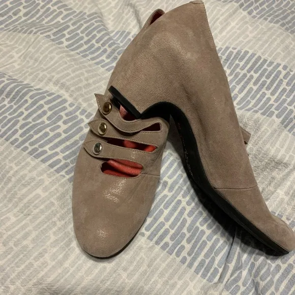 PAS DE ROUGE Tan Suede Mary Jane Studded Strap Pumps Italian EU 37.5 US 7.5