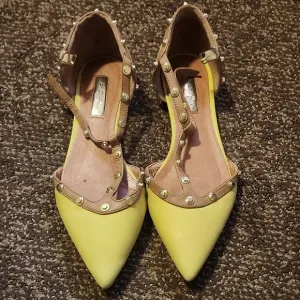 💰PRICE DROP Hallogen Yellow Studded Women's Shoes
