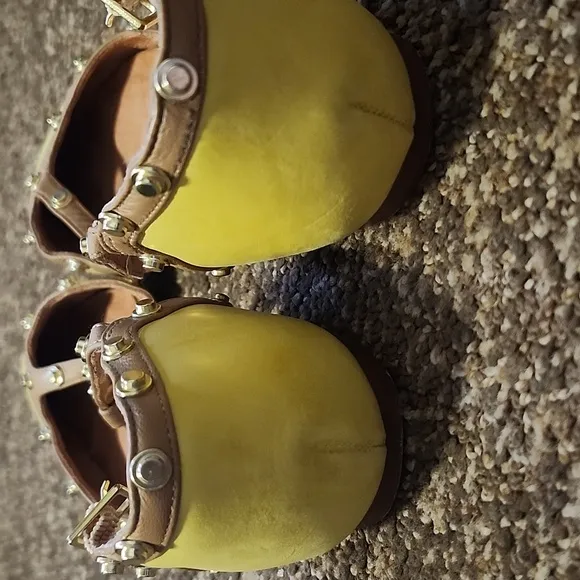 💰PRICE DROP Hallogen Yellow Studded Women's Shoes