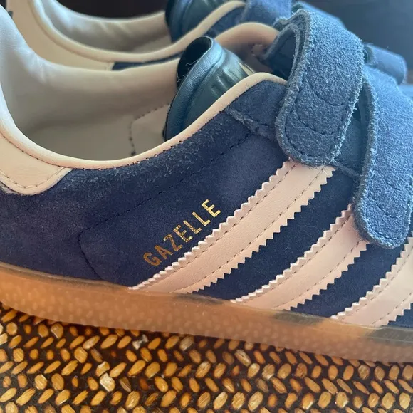 Rare GAZELLE ADIDAS kids perfect condition. Size 2.5Y