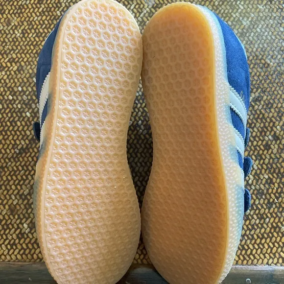 Rare GAZELLE ADIDAS kids perfect condition. Size 2.5Y