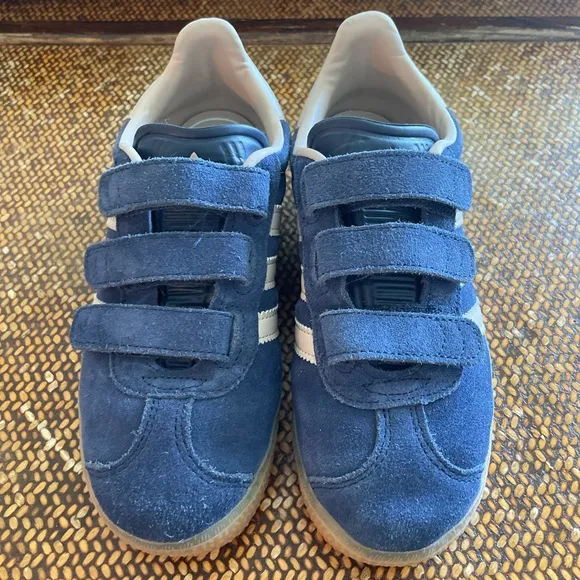Rare GAZELLE ADIDAS kids perfect condition. Size 2.5Y