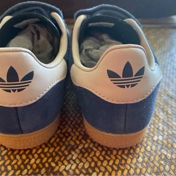 Rare GAZELLE ADIDAS kids perfect condition. Size 2.5Y