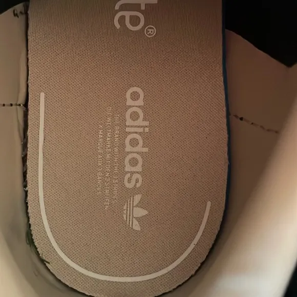 Rare GAZELLE ADIDAS kids perfect condition. Size 2.5Y