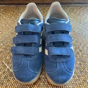 Rare GAZELLE ADIDAS kids perfect condition. Size 2.5Y