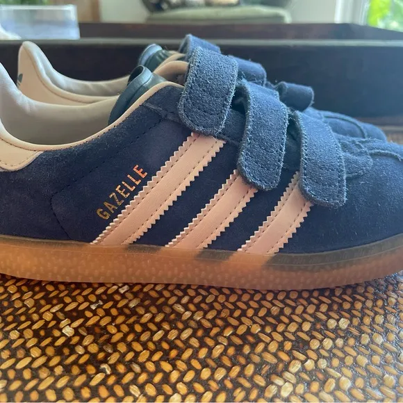 Rare GAZELLE ADIDAS kids perfect condition. Size 2.5Y