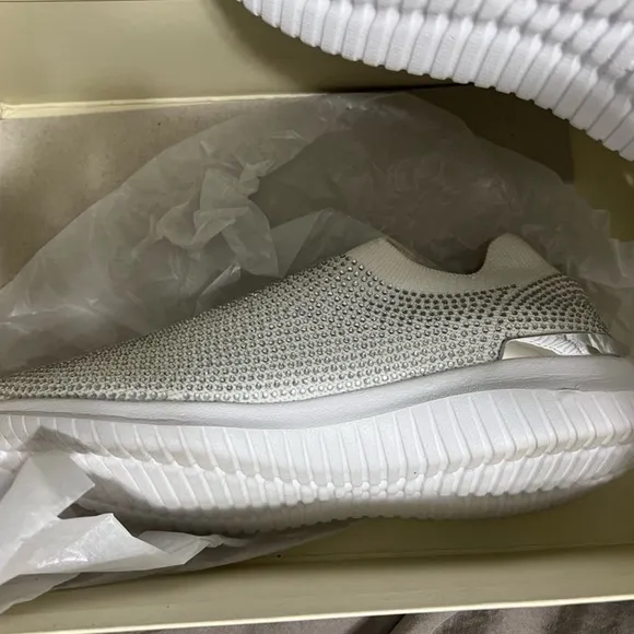 Rare White Crystal Slip On iFlex Shoes 👟 Anne Klein / size 6