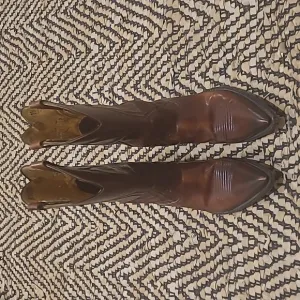 RIOS OF MERCEDES BROWN LEATHER POINTED TOE COWBOY BOOTS
