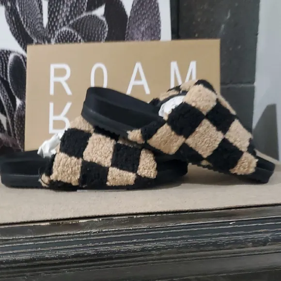 Roam Checkered Black and Tan Slippers Slides Sandals
