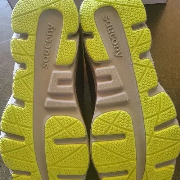Saucony Wind Shield Water Repellant 3.0 Sz. 3 Athletic Shoes