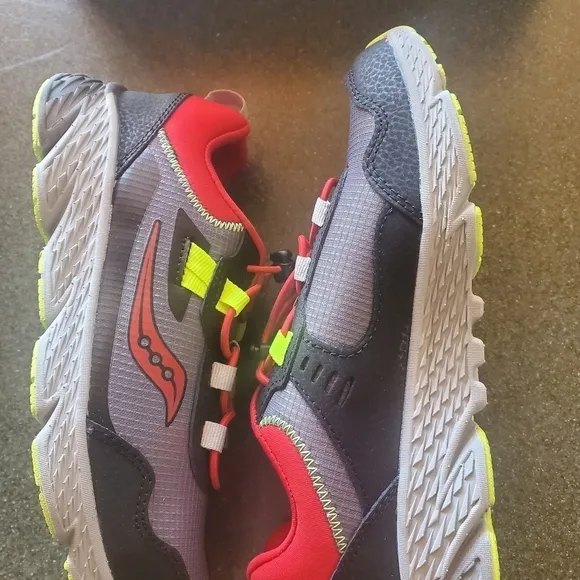 Saucony Wind Shield Water Repellant 3.0 Sz. 3 Athletic Shoes