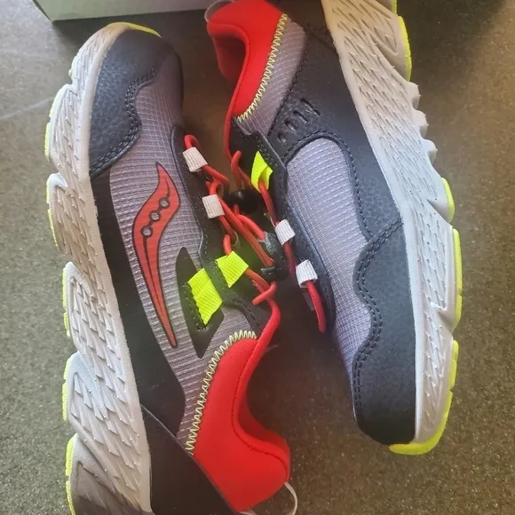 Saucony Wind Shield Water Repellant 3.0 Sz. 3 Athletic Shoes
