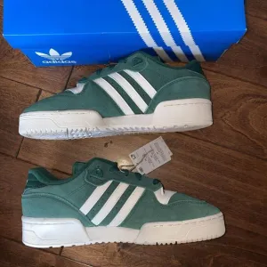 Size 9.5 -‎ adidas Rivalry Low Collegiate Green