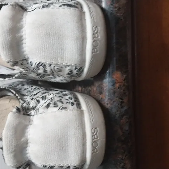 Skechers' Black and White &quot;MOTLEY CAT&quot; Shoes....SIZE 7.5...EUC