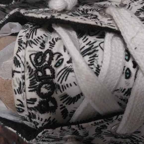 Skechers' Black and White &quot;MOTLEY CAT&quot; Shoes....SIZE 7.5...EUC