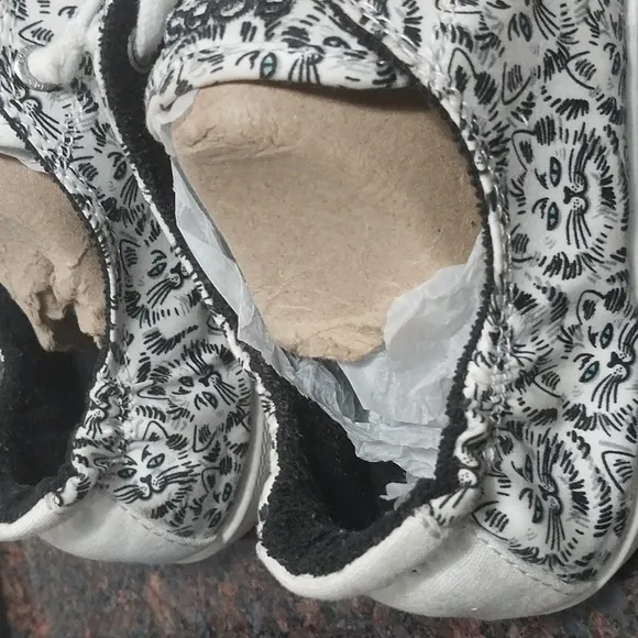 Skechers' Black and White &quot;MOTLEY CAT&quot; Shoes....SIZE 7.5...EUC