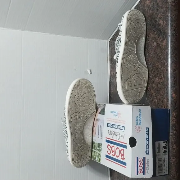 Skechers' Black and White &quot;MOTLEY CAT&quot; Shoes....SIZE 7.5...EUC