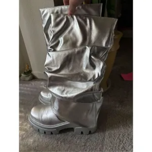 Space festival platform Boots