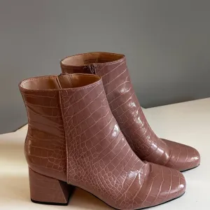 Steve Madden “Darma” Crocodile Embossed Ankle Boots Blush Tan Bootie Sz 10M