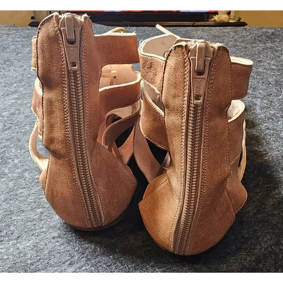 Stuart Weitzman Sandals Size 8.5 Brown Gladiator Lace Neutral Timeless Boho Chic