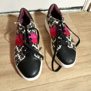 Stylish Black and Pink Women's Sneakers