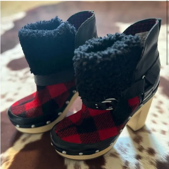 Stylish Black and Red Women's Woolrich checkered platform Boots