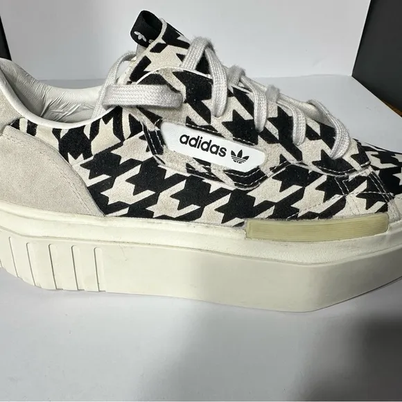Stylish Black and White Men's Sneakers Adidas size 10 pre owned