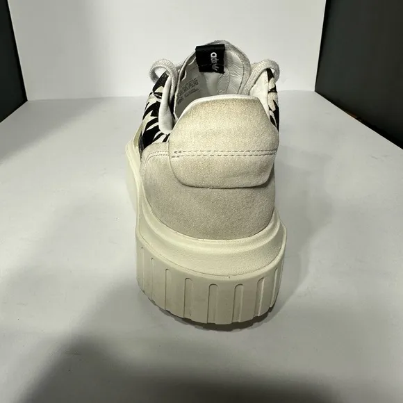 Stylish Black and White Men's Sneakers Adidas size 10 pre owned