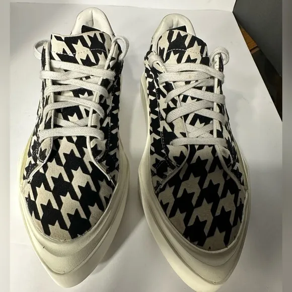 Stylish Black and White Men's Sneakers Adidas size 10 pre owned