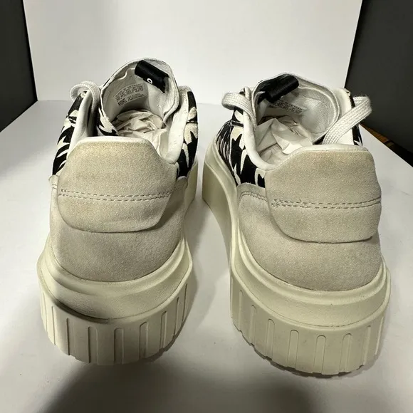 Stylish Black and White Men's Sneakers Adidas size 10 pre owned