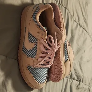 Stylish Women's Sneakers in Pink and Blue