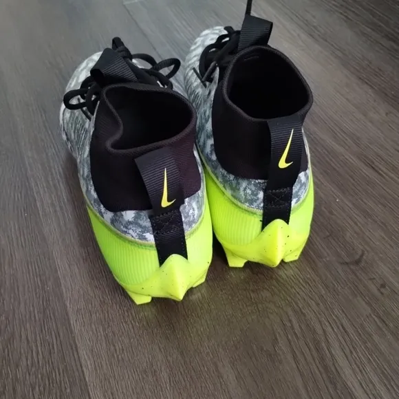 Sz 10.5 Nike Vapor Edge Pro 360 2 Volt Football Cleats Men's FB8443-703 Razor
