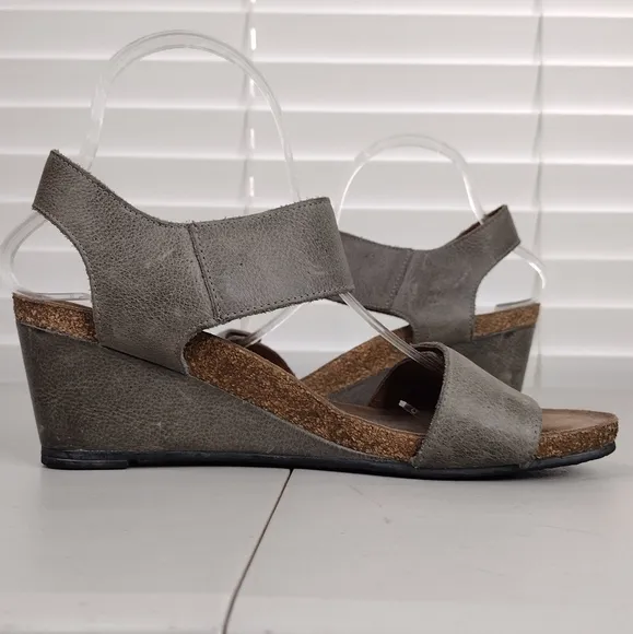 Taos Footwear Gray Leather Metallic Straps Boho Wedge Sandals Sz 9