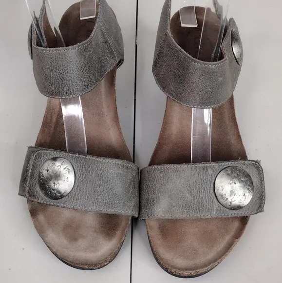 Taos Footwear Gray Leather Metallic Straps Boho Wedge Sandals Sz 9