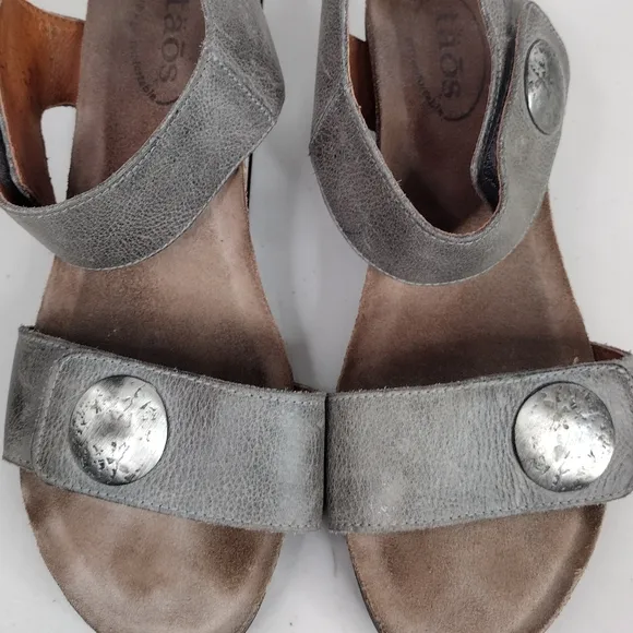 Taos Footwear Gray Leather Metallic Straps Boho Wedge Sandals Sz 9