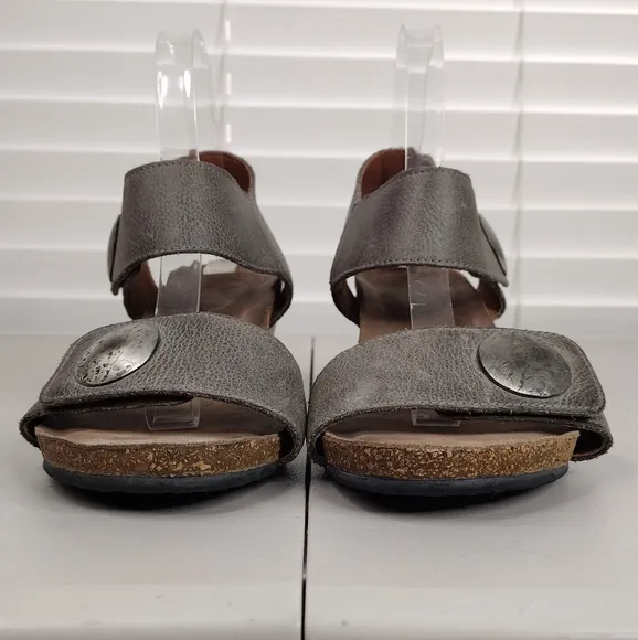 Taos Footwear Gray Leather Metallic Straps Boho Wedge Sandals Sz 9