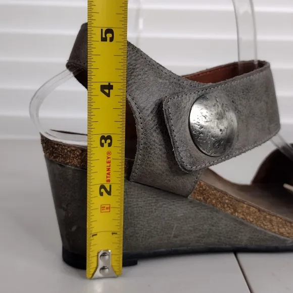 Taos Footwear Gray Leather Metallic Straps Boho Wedge Sandals Sz 9