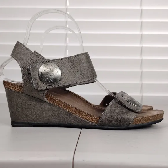 Taos Footwear Gray Leather Metallic Straps Boho Wedge Sandals Sz 9