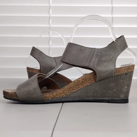 Taos Footwear Gray Leather Metallic Straps Boho Wedge Sandals Sz 9