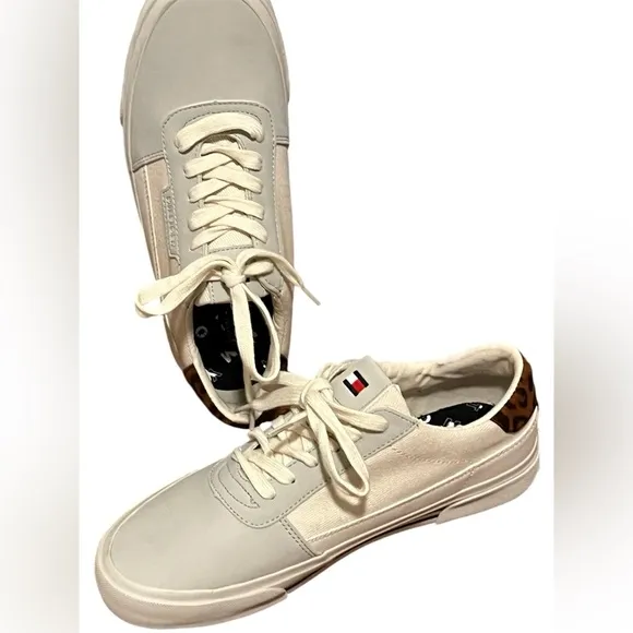 Tommy Hilfiger NWOB  White and Brown Men's Shoes! Size 10