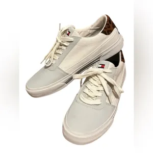 Tommy Hilfiger NWOB  White and Brown Men's Shoes! Size 10