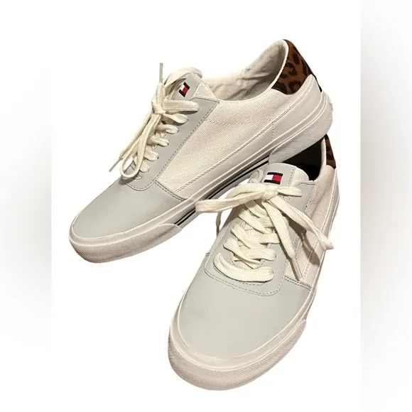 Tommy Hilfiger NWOB  White and Brown Men's Shoes! Size 10