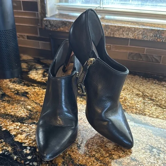 Tory Burch Chic Black Leather Ankle Boots w zippers