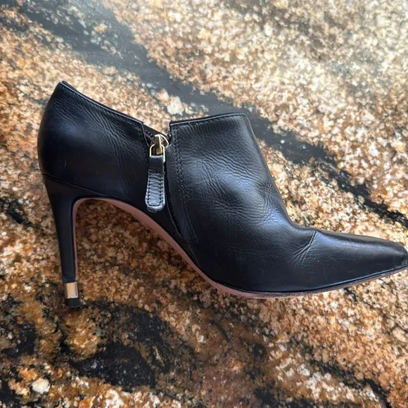 Tory Burch Chic Black Leather Ankle Boots w zippers