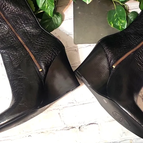 Tory Burch NWOB Black Dabney Croc Textured  Pebbled Embossed Knee-High B…