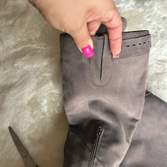 TSUBO Chic Gray Knee-High Heeled Boots size 9
