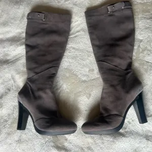 TSUBO Chic Gray Knee-High Heeled Boots size 9