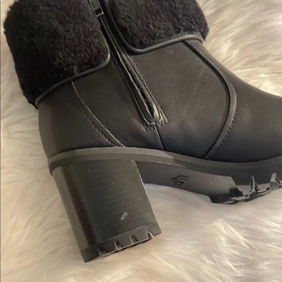 Ugg Australia Elisiana Women's Black Ankle Boots